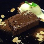 トラットリア ガヴェ - チョコレートとナッツのケーキ