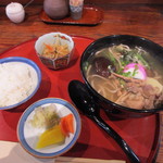 ねんりん - 私の頼んだのは山菜地鶏蕎麦膳１０８０円。
            