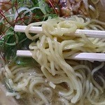 Menya Sou - 金色香味しおらぁ麺\750　麺アップ