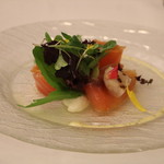 レストラン ラ トゥール - 相方は、ノルウェー産サーモン燻製とホタテ貝柱の直火炙り　カリフラワーのムース