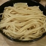 隆勝 - 麺は変わらぬ平打ちの中太ストレート麺