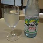 リストリア・ジラソーレ - お冷は、富士ミネラルウォーター。