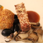 レストラン ラ トゥール - マグレ鴨胸肉のロースト　へーゼルナッツと白胡麻の香り