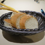 リストリア・ジラソーレ - 自家製パンとコーン粉グリッシーニ。