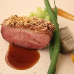 レストラン ラ トゥール - マグレ鴨胸肉のロースト　へーゼルナッツと白胡麻の香り