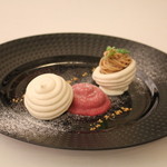 レストラン ラ トゥール - 連れは、メレンゲに包まれたクリームブリュレのアイスクリーム　　モンブラン仕立て　カシスのエスプーマと共に 