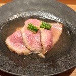 日本料理 晴山 - 焼物　宮崎牛のローストビーフ 聖護院大根 ほうれん草