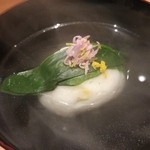 日本料理 晴山 - 椀物　しめじと銀杏の真薯