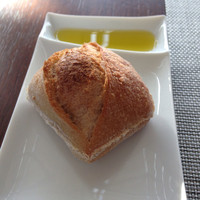 RESTAURANT LUKE with SKY LOUNGE - フォカッチャのような気もするハード系パンに香り薄いオリーブオイルを添えて
