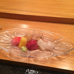 群来膳 - 金目鯛  数の子  函館産鮪  つぶ  えんがわ
      奥にはほおずき