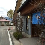 お食事 八千代 - 外観（奥は安曇追分駅）