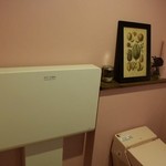 Veg.yard - 広いおむつ交換台のあるピンク色のトイレ内