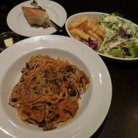 カンティネッタバズ - ツナと木の子のトマトソーススパゲッティ　ボスカイオーラ
