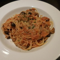 カンティネッタバズ - ツナと木の子のトマトソーススパゲッティ　ボスカイオーラ