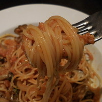 カンティネッタバズ - ツナと木の子のトマトソーススパゲッティ　ボスカイオーラ；麺はこんな感じ