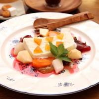 たっぷりのフルーツとハチミツアイスクリーム