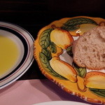 アンティカ オステリア バーチョ - パンとオリーブオイル