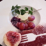 アンティカ オステリア バーチョ - ピスタチオのパンナコッタグランベリーソースとブルーベリー・ぶどう&イチヂク