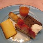 レストラン ペリニィヨン - ワゴンサービスのデザート盛り合わせ