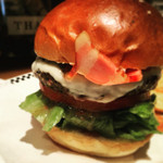 Hachinosu - 【2015.10月再訪】ベーコンチーズバーガー、アップ( ^ω^ )