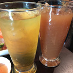 ベトナム料理 トゥアン - 左、ハス茶。右、タマリンドジュース