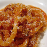 アマトリチャーナ～グアンチャーレと玉ねぎ・ペコリーノのトマトソース、ブガティーニ（ハーフポーション）