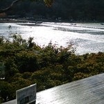 嵐山よしむら - ２F席に案内されました。桂川に向かうカウンター席で一番左でした