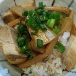 響き屋 - 黒丼300円(税込)ニンニク醤油味