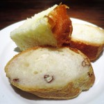 アンテリブル - 自家製パン 3種類
　フォカッチャ
　ピーカンナッツ入りバゲット
　バゲット