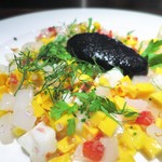 アンテリブル - アオリイカとコリンキーのタルタル　イカスミピューレ 