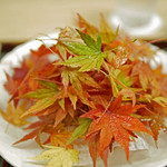 緒方 - 明石の鯛と山口の赤貝のお造り...紅葉をかき分けて