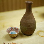 緒方 - 辻村四郎さんの焼き物（徳利）で供される、鄙願