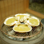 緒方 - 田舎味噌を入れた間人蟹の甲羅焼き、炭火でじっくりう焼き上げる