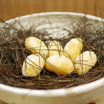 緒方 - 餅米をくるんだ柚の揚げ物、景色的に松葉の中にあしらって...