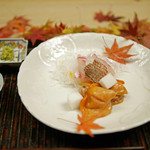 緒方 - 明石の鯛と山口の赤貝のお造り...紅葉をかき分けて