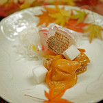 緒方 - 明石の鯛と山口の赤貝のお造り...紅葉をかき分けて