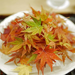 緒方 - 明石の鯛と山口の赤貝のお造り...紅葉をかき分けて