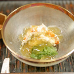 緒方 - 新潟のもずく（手前）と香箱蟹の突き出し、蟹のジュレを添えて...春海（はるみ）バカラの四つ椀（よつわん）に載せて