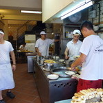 好公道の店 金鶏園 - お昼に向けて、みんなで仕込み作業中。