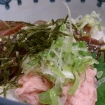 みずの音 - マグロ二色丼アップ。赤身のづけと剥き身。ねぎ、大葉、海苔、しば漬け。なぜかわさびは無い。ご飯は白いご飯。(酢飯ではない) 