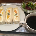 カフェ＆バー　ウミノ - フルーツサンドセット