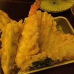 みやと水産 - 【店内黄色】天ぷら盛り合わせはネタが大きいんです！
