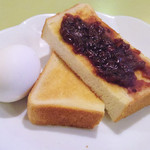 COMM - モーニングは、コーヒー330円でゆで卵と小倉トーストがついてきます。