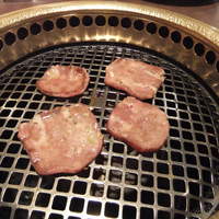 大徳壽 関内本店 - タンを焼いています