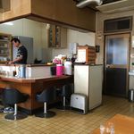 Okonomiyakifurendo - 店内で従業員のおばちゃんが焼きそばを食べる