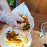 カウボーイカレー - ボスが手掴みで豪快に入れてくれます