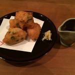 自家製粉石臼挽きうどん 青空blue - れんこんとまいたけのはいった自家製薩摩揚げ