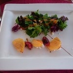 Loft - 本日のサラダ。柿とチーズが合う。バルサミコ漬け？のトマト、気に入りました。