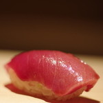 鮨 あらい - 鮪（しび）、赤身（あかみ）に近き肥肉（あぶらみ）