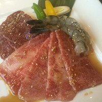 游玄亭 赤坂 - Bコースのお肉。上カルビ、上ヒレ、エビ。